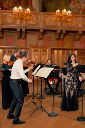 Антонио Вивальди. Арии из опер и скрипичные концерты. Оркестр Le concert de la loge. Дирижёр Жюльен Шовен (скрипка). Солистка Эмёке Барат (сопрано)