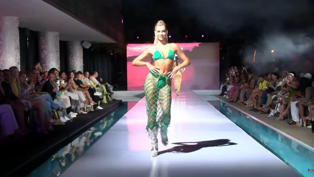 Передача Biggest fashion Events Miami swim week the shows 23-24 Amarotto Swimwear