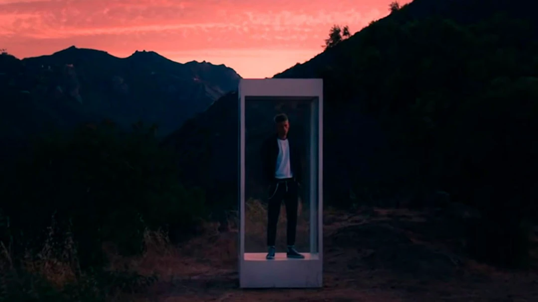 Передача Machine Gun Kelly. Glass House (feat. Naomi Wild)